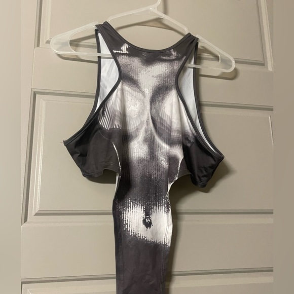 Black and white body outline crop top - Picture 3 of 3
